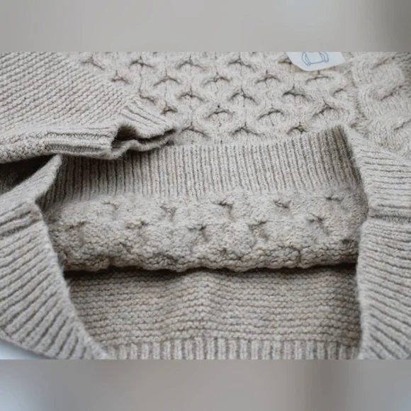 NWT Old Navy Girls Cable Knit Sweater – Size 3T - Picture 3 of 4